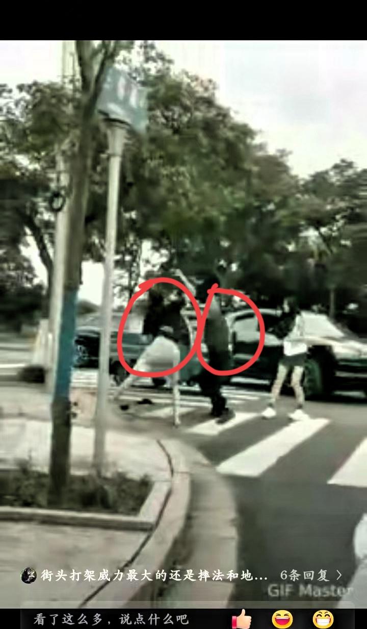 一拳，2拳，3拳，保时捷小伙一共抡圆了胳膊奔着三轮车大叔的头部猛砸了7拳却拳拳落
