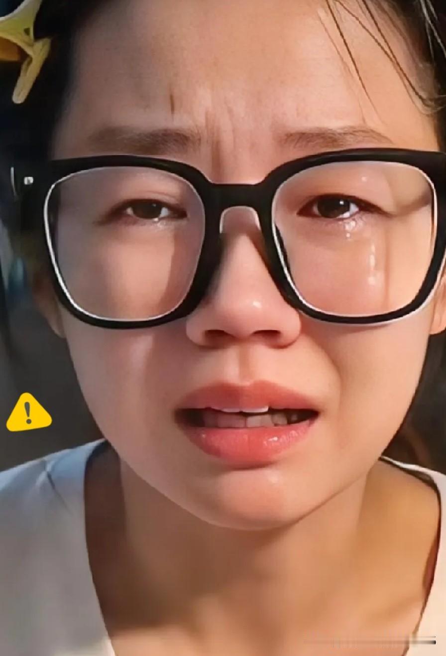 仙女如果落泪，估计也会像她一样吧！求你们手下留情，她却对四岁的孩子毫不留情。
