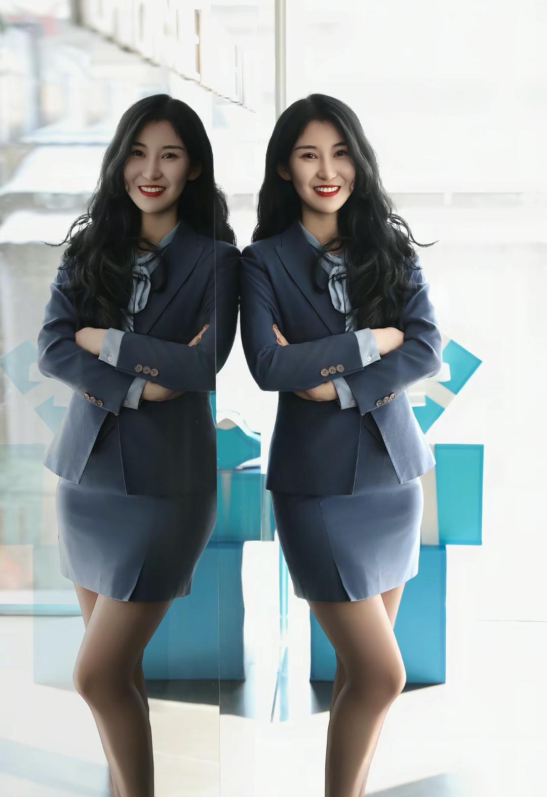 职场女性自信微笑，双臂交叉，展现专业魅力！