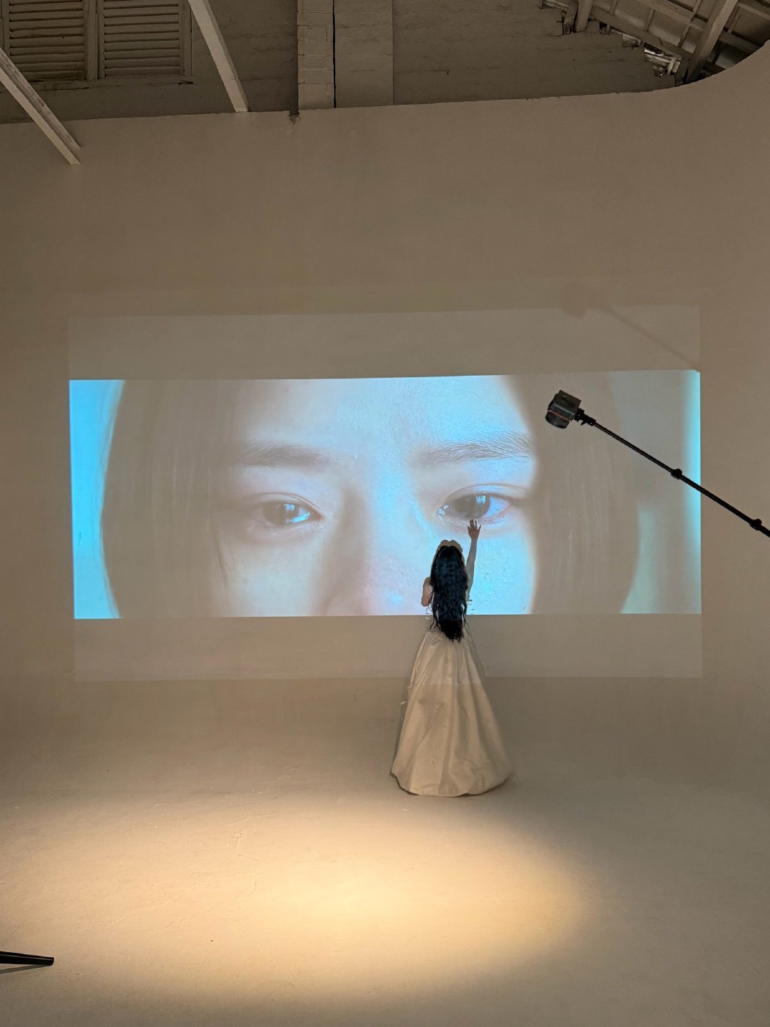 任敏隔空为易遥擦眼泪 这波跨时空互动也太好哭了！白裙的任敏对着易遥的投影抬手， 