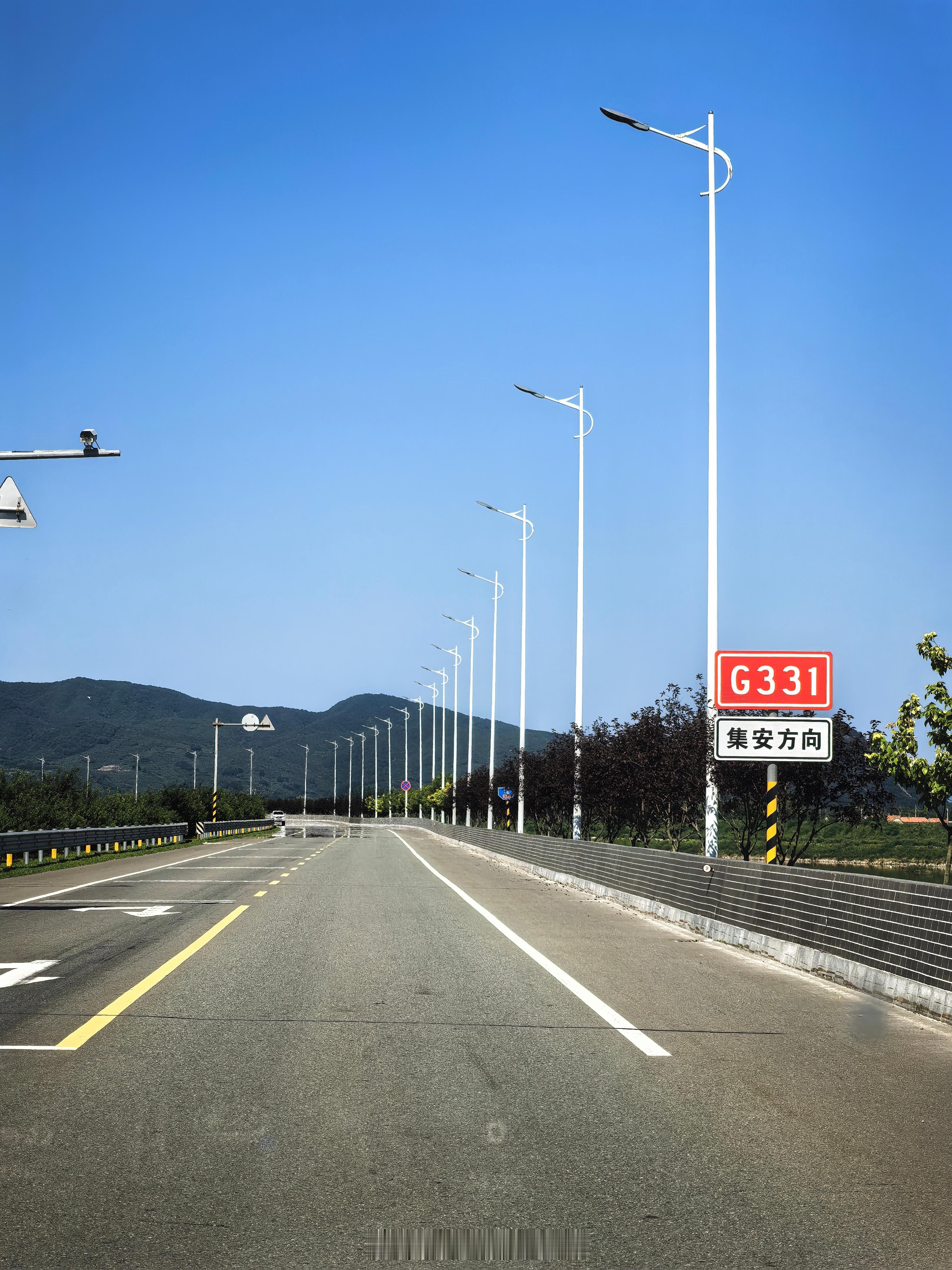 G331丹东-集安-临江，路上风景[照相机]，路况还行，快到临安有一段封闭修路需