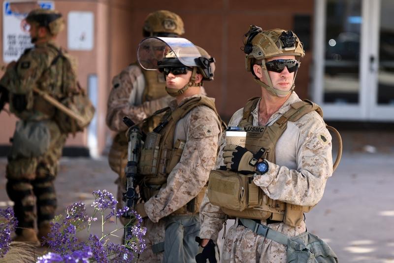 洛杉矶民众包围美移民执法局办公点 洛杉矶民众包围美移民执法局办公点这事儿可太有看