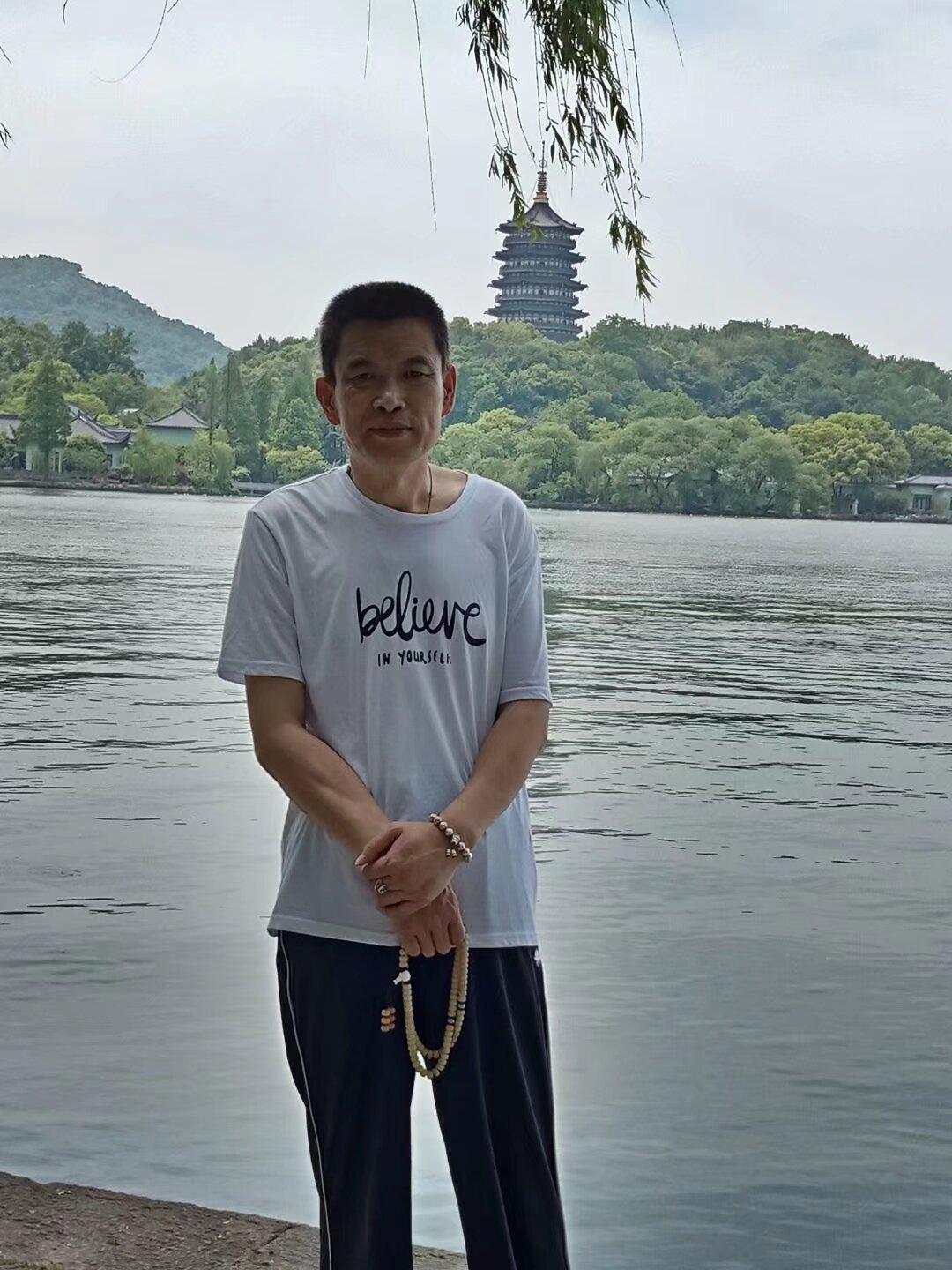 闲吟：西湖春景

文/原点

平湖潋滟日更新，曲院风荷辞旧尘。

画舫飞香骚客醉