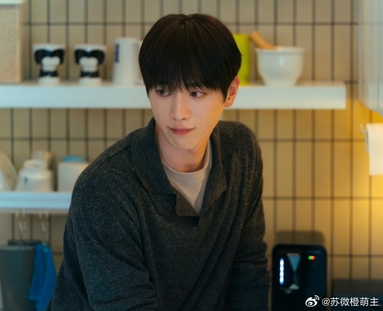 徐康俊《不是你的恋爱》剧照更新演员徐康俊将化身“十年只凝视一人”的“纯爱男”。K