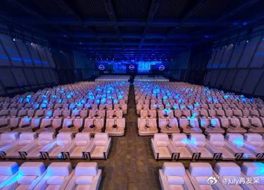 百万级后排大沙发 东风日产 N6上市发布会直接摆几百张双人沙发，太离谱了真没有家