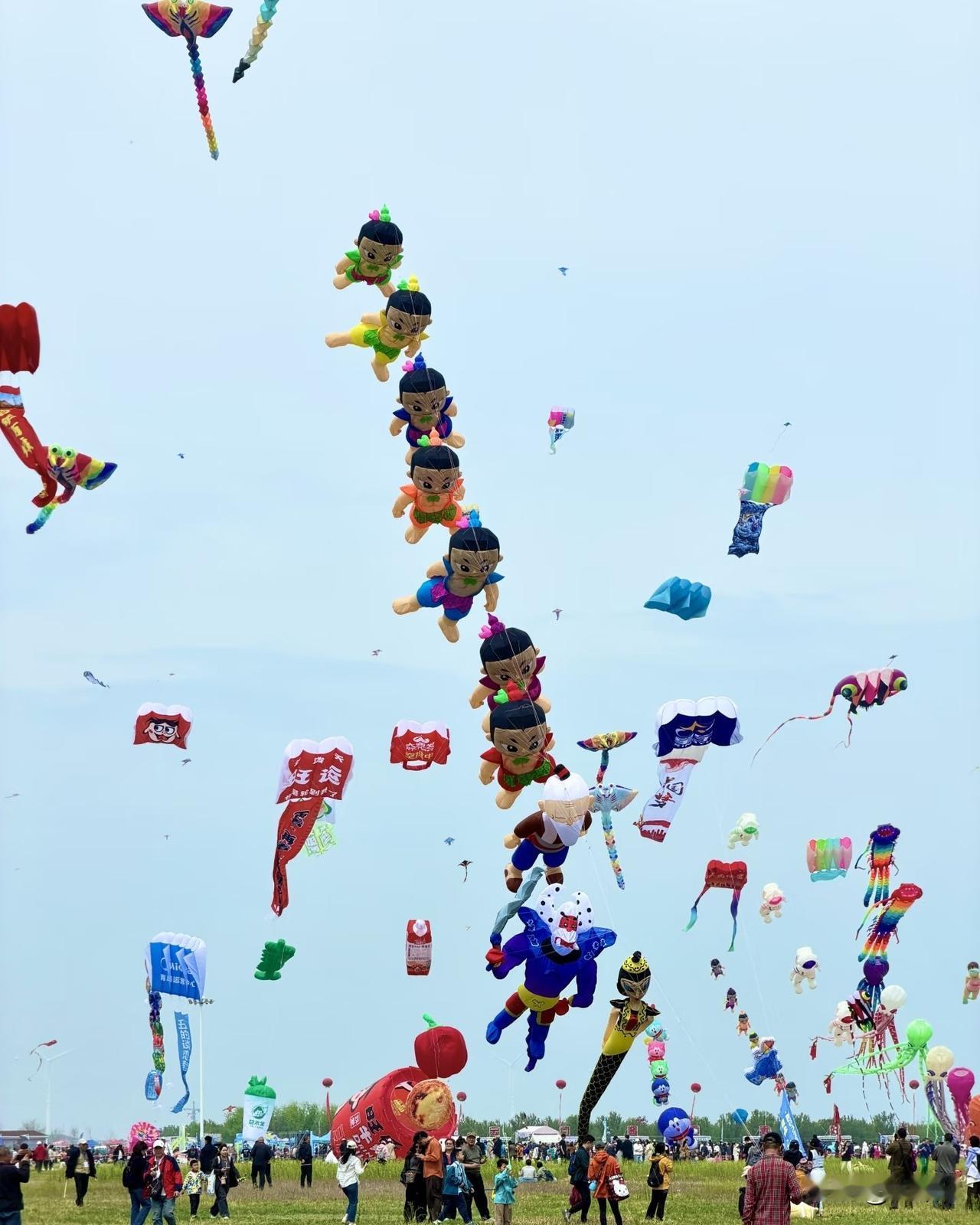 潍坊没有飞不了的风筝！
我长见识了。
天上乱不乱，潍坊说了算。
天上什么奇怪的风