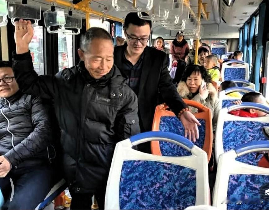 老铁们，其实哪有那么多该不该，咱就想想家里的爸妈。
 
你看大爷大妈抓着扶手晃，