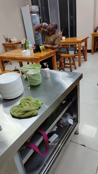 这个黑人老哥在一家小餐馆吃面条。
给他筷子不会用？
给他勺子也不合适？
无奈之下