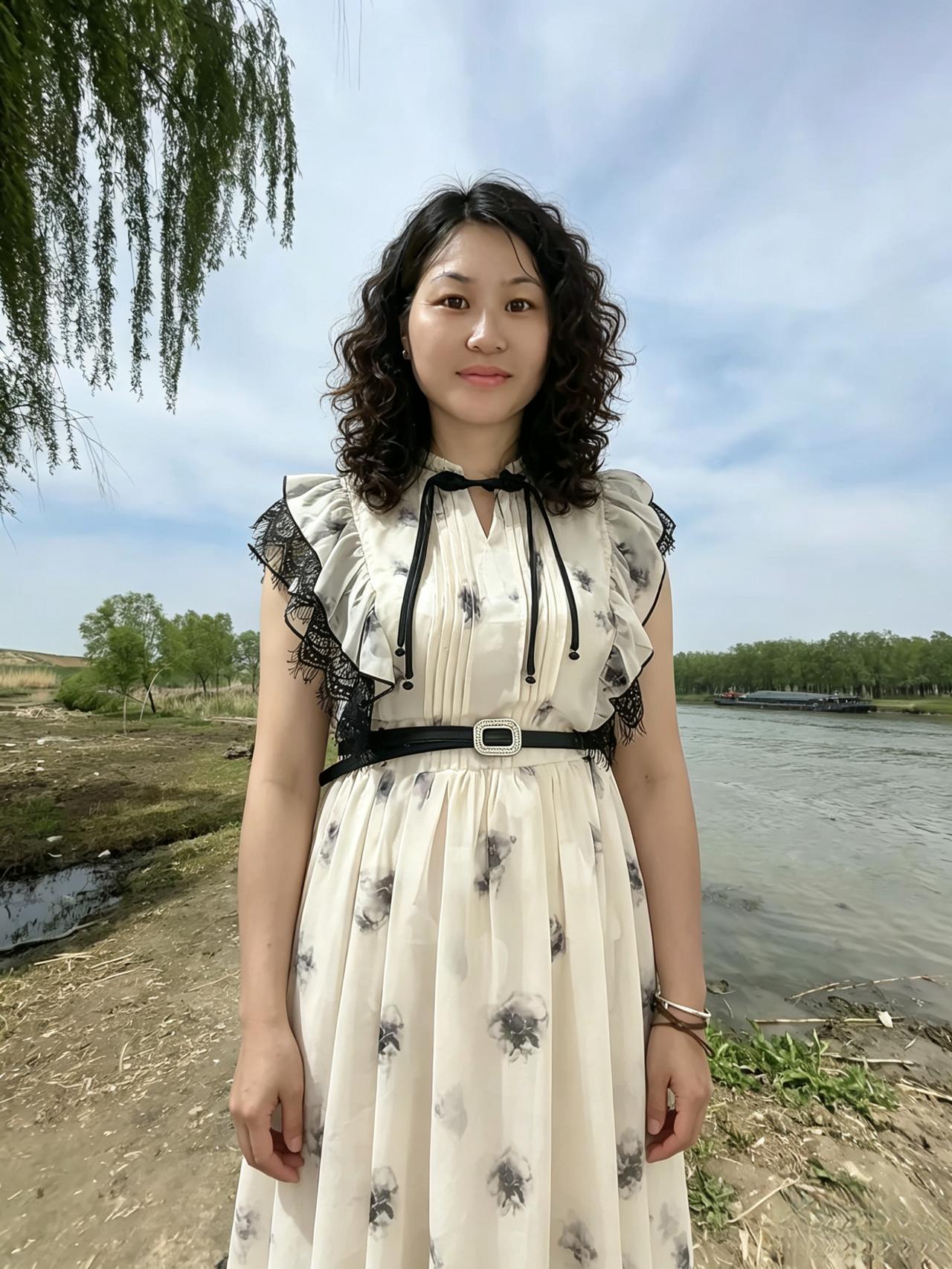 水畔林边立影斜，墨花裙袂映烟霞。
春风不羡千般色，只向眉尖染岁华。