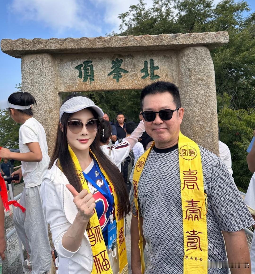 69岁元彪现身华山宣传中国武术，他整个人胖了好多，身形臃肿，脸好圆润，看起来一脸