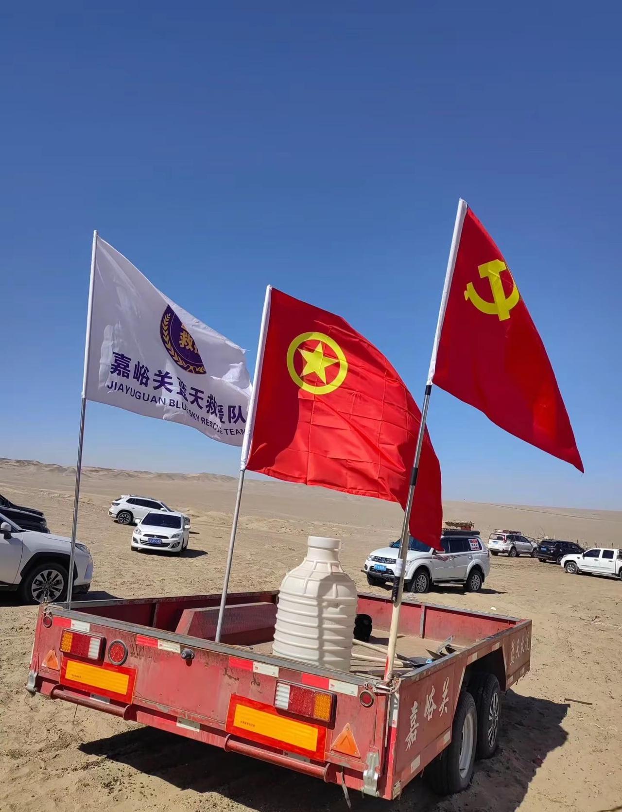 今日嘉峪关戈壁，近百人携手种下150+棵树。蓝天救援队在行动，种完绿意，不忘普及