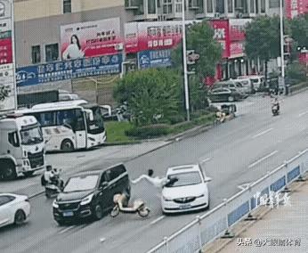 今天又看到一起惨烈车祸，监控画面里那个闯红灯的电动车，让我气得手都在抖！
现场散