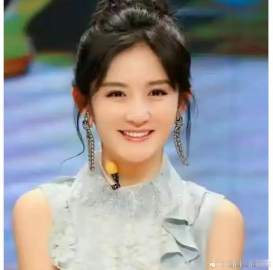 谢娜首场个人演唱会开票直接引爆全网，瞬间吵翻。近十七万人同台抢票，七千多张门票一