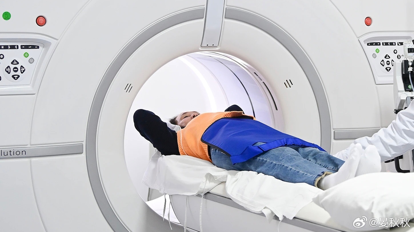 哪个检查辐射大？最近有个新闻，说的是一位患者在做核磁共振时，被医生不小心遗忘在检