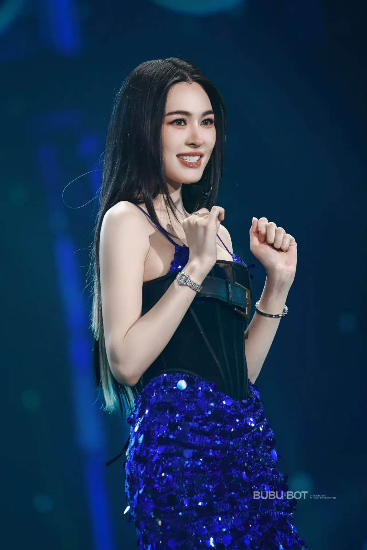 多谢你如此精彩耀眼，做我平淡岁月里的星辰。邝玲玲 ​​​