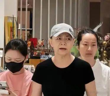 65岁宋丹丹现身商场引热议！素颜出镜显憔悴，但带两助理这“女大佬”气场绝了！ 