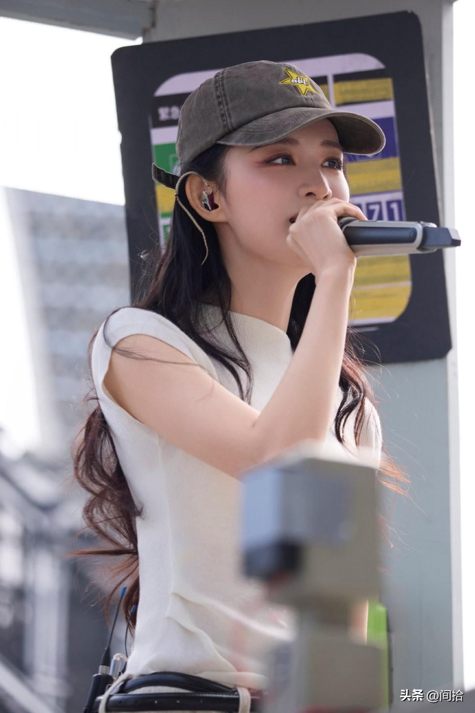 王楚然的彩排现场简直绝了！生图状态超级能打，头戴复古棒球帽，搭配简约白上衣，清爽