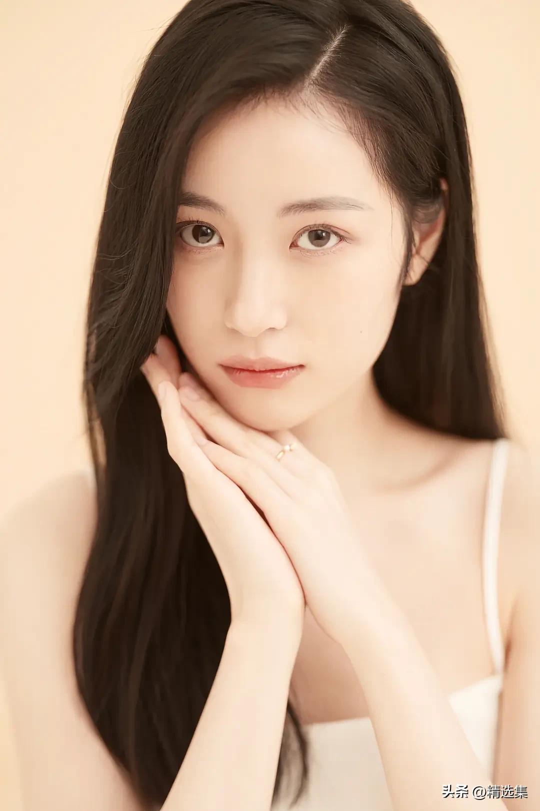 又纯又欲的女生，真的是魅力爆棚！
她们气质干净，眼神清澈，如一张白纸，让人第一眼