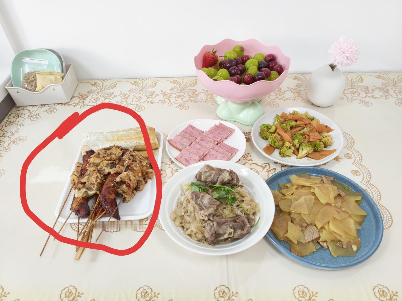 大过年的，餐桌上出现了外卖炸串，你说气人不。事实证明，她在哪都离不开外卖了。