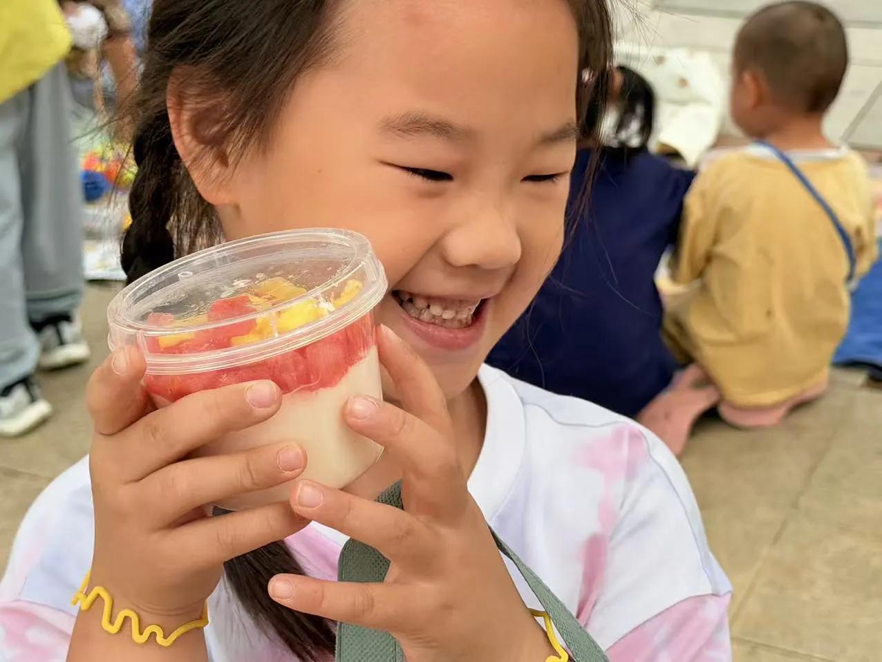 幼儿园跳蚤市场热闹开张啦！小朋友们摆好绘本、玩偶、积木，大声吆喝招揽顾客。大家学
