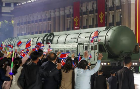 朝鲜深夜亮出“镇国重器”，火星-20洲际导弹射程突破13000公里，真正实现“覆
