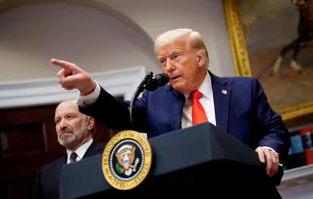 特朗普的骄横：一次次舞起关税大棒乱砸，这叫沾沾自喜
特朗普的狂妄：一次抓了马杜罗