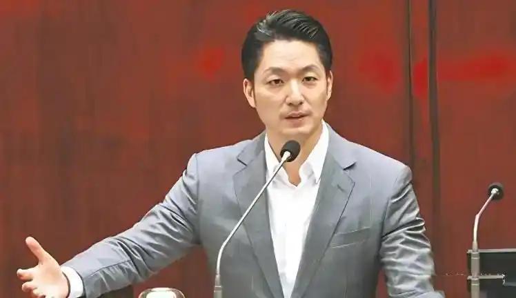 还以为台北市长蒋万安是蒋家的"正宗传人"？蒋家真正的嫡长孙叫蒋友松，早就跑美国搞