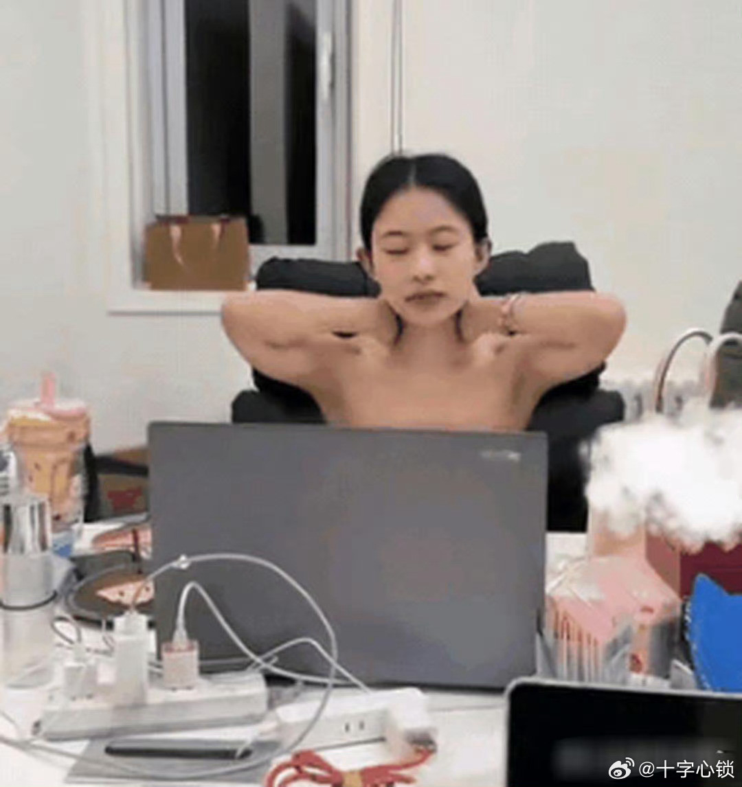 人生建议，上班最好不要穿抹胸！不然....... 