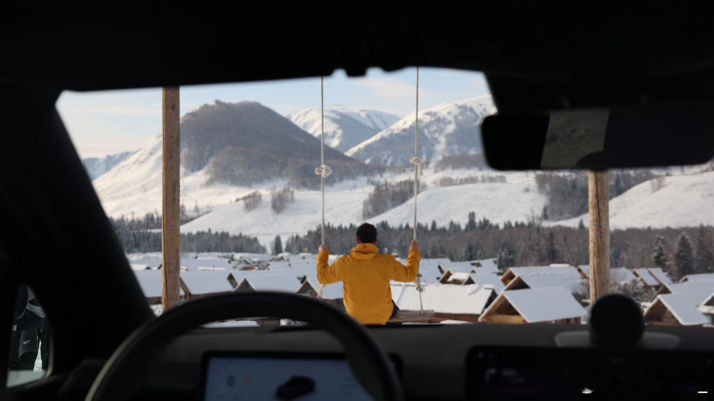 窗，简洁的外形，你不费力地画出我们浩大生命的界限。你隔离而又招引，变幻如同大海，