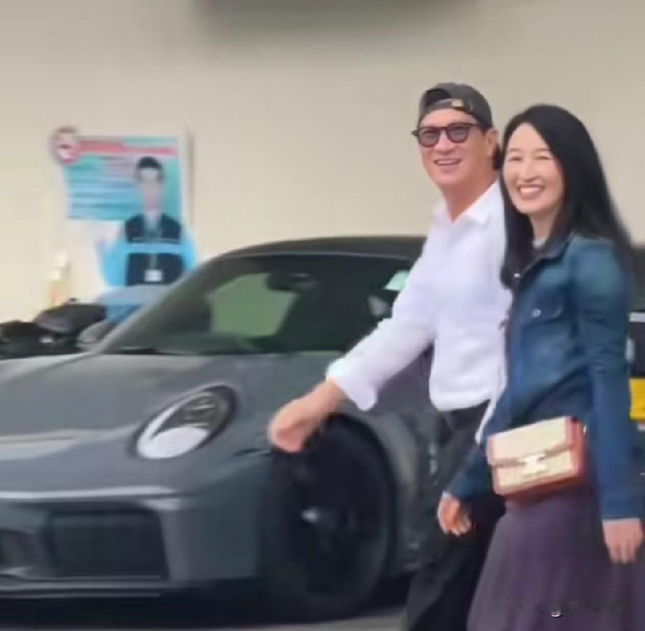 娱乐圈中也有模范夫妻，张家辉和关咏荷相恋相守三十年，闲暇之余，也会开着车一起去逛