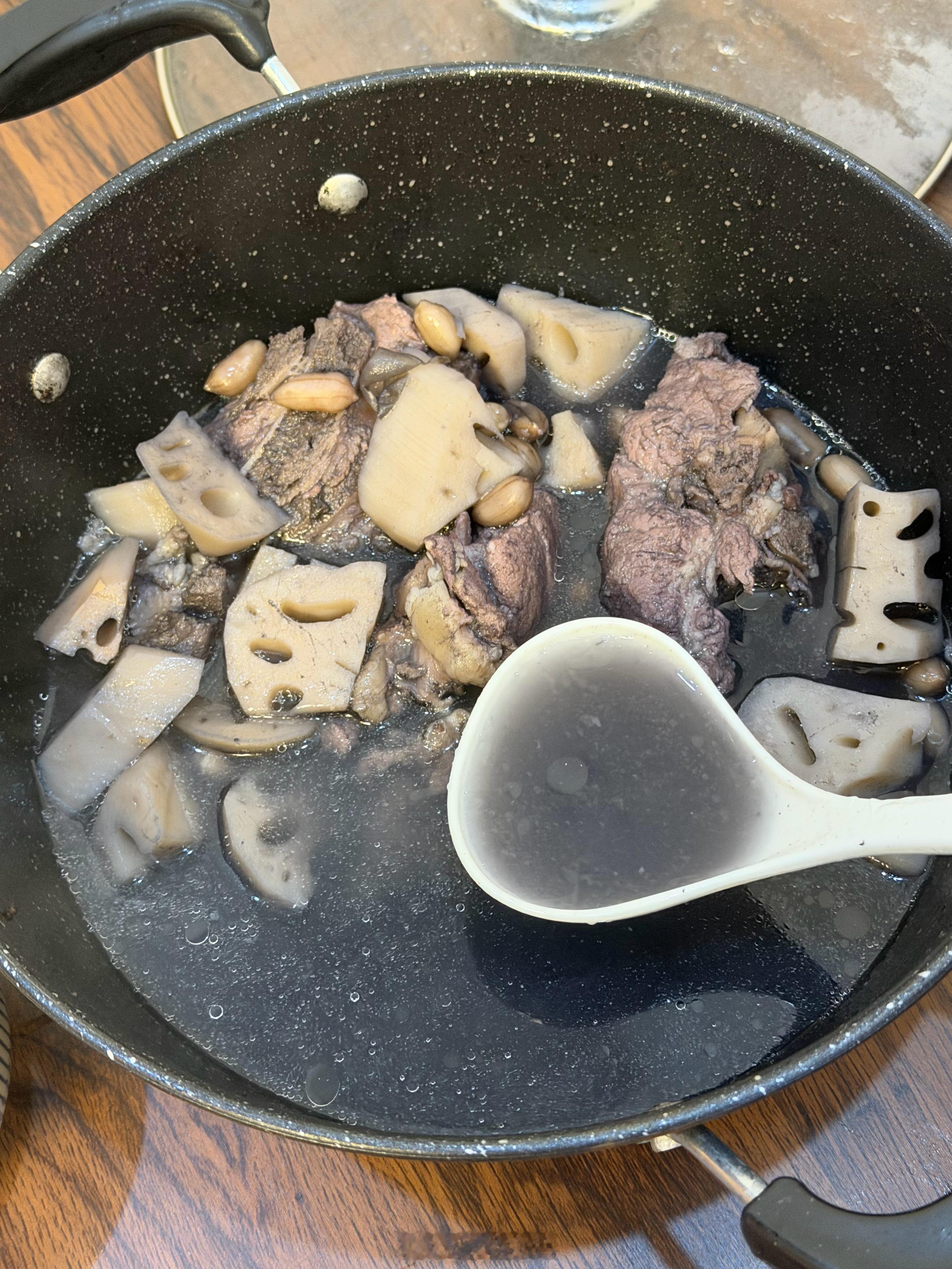 冷知识：莲藕汤不能用铁锅煮，不然会莲藕汤氧化，越来越黑…（晚上还是正常颜色。。 