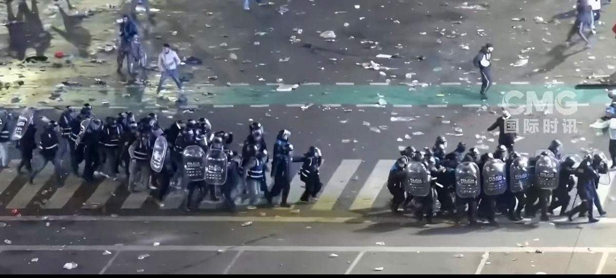 阿根廷数千人聚集街头扔瓶子石头失去冠军🏆的遗憾可以理解  但仍石头瓶子暴力宣泄