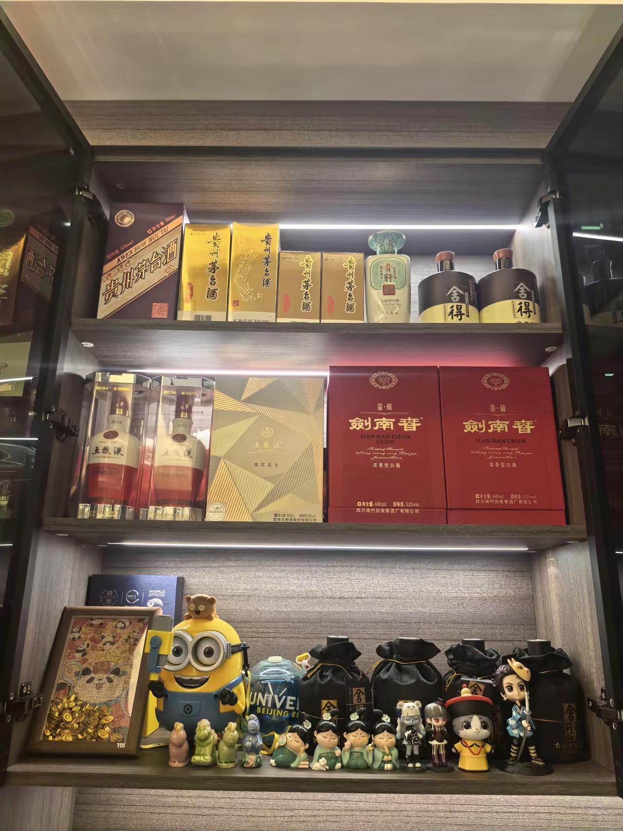 去过一个朋友家吃饭，酒柜里摆了好些酒，心想着等一下吃饭，也不要动那些特别贵的，一