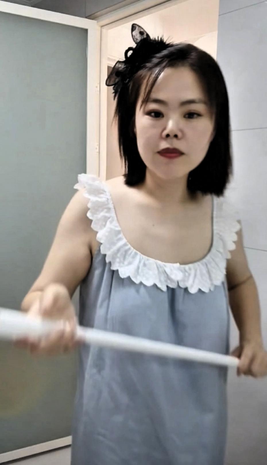 苦茶丹丹香，买了一大条猪肥膘！
早上八点多，苦茶在直播展示了今早买的一大条猪肥膘