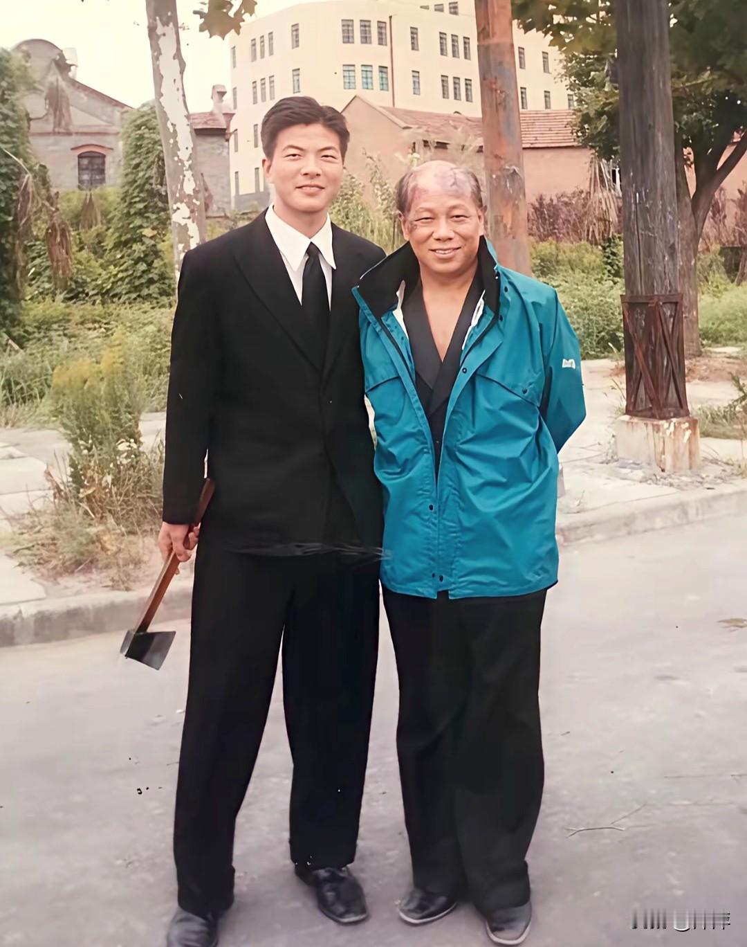 梁小龙拍《功夫》时和群演合影。