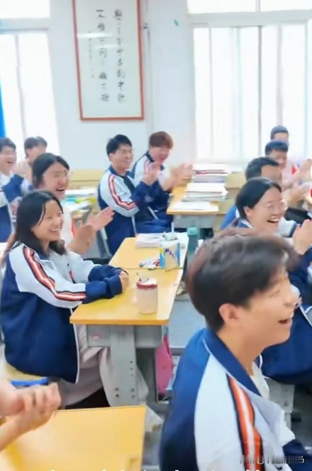 同学聚会有何深远意义？回忆昔日的过往，捡拾曾经的共同经历。暮年重温校园童年记忆中