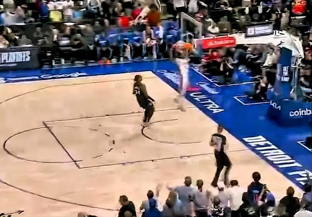 拒绝黑八！今日活塞对阵魔术G2比赛的第三节，奥萨尔抢断快攻双手暴扣，活塞一波23