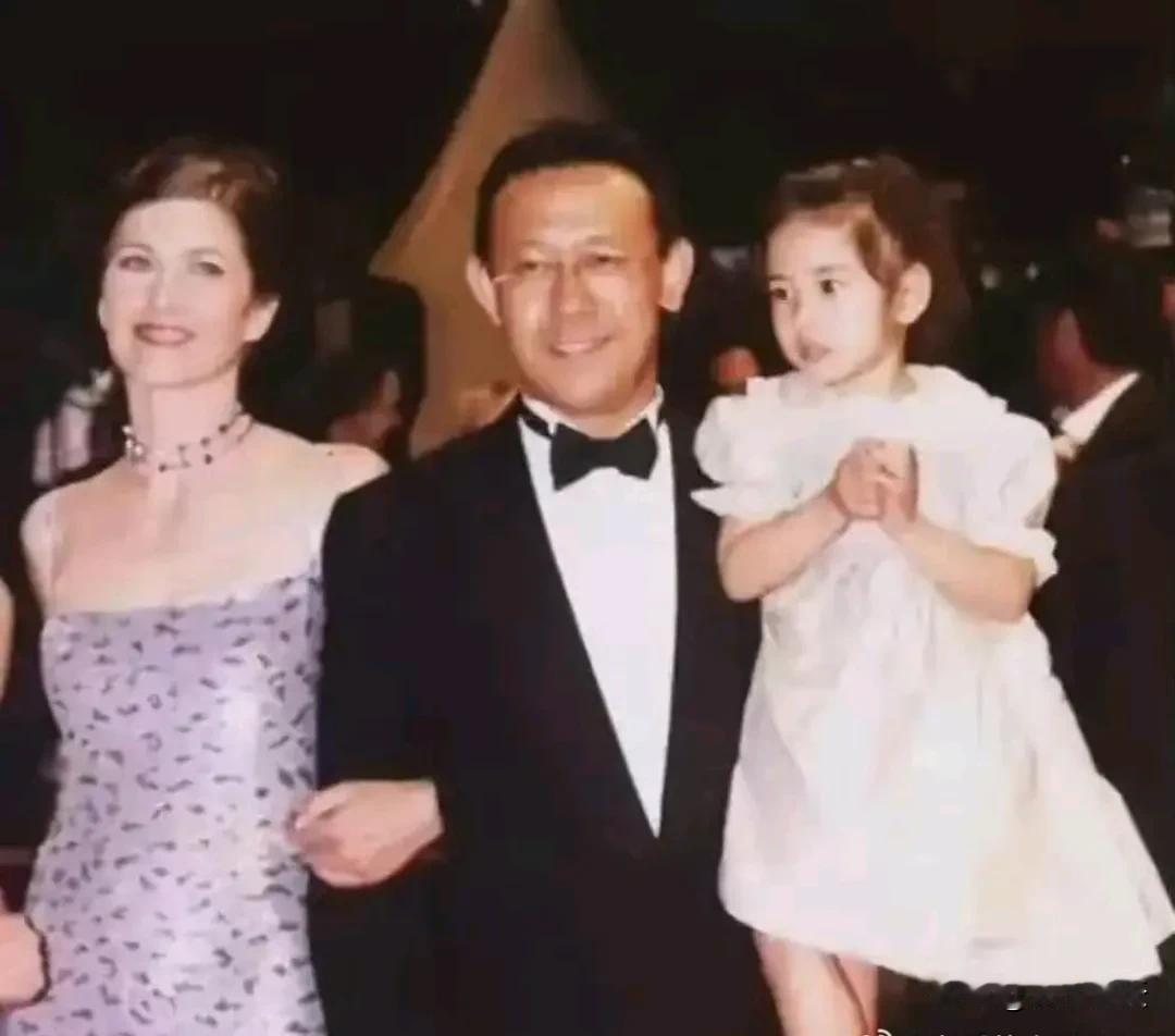 8月10日，姜文女儿，31岁的姜一郎在法国某农庄举办了婚礼，父亲姜文挽手送她出嫁