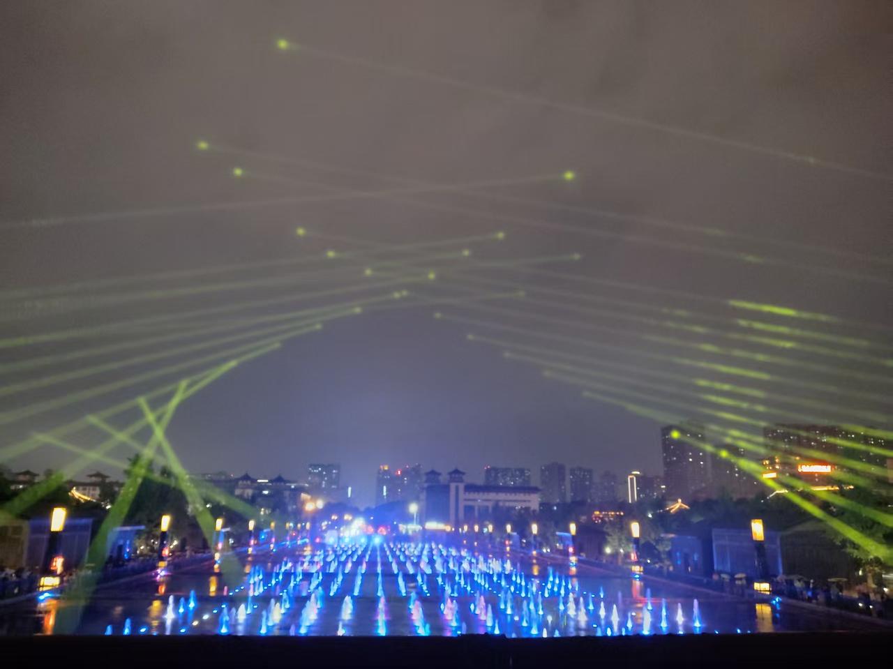 鹰酱:         龙哥，聊两句呗？

东方龙:      可以呀，你要聊什