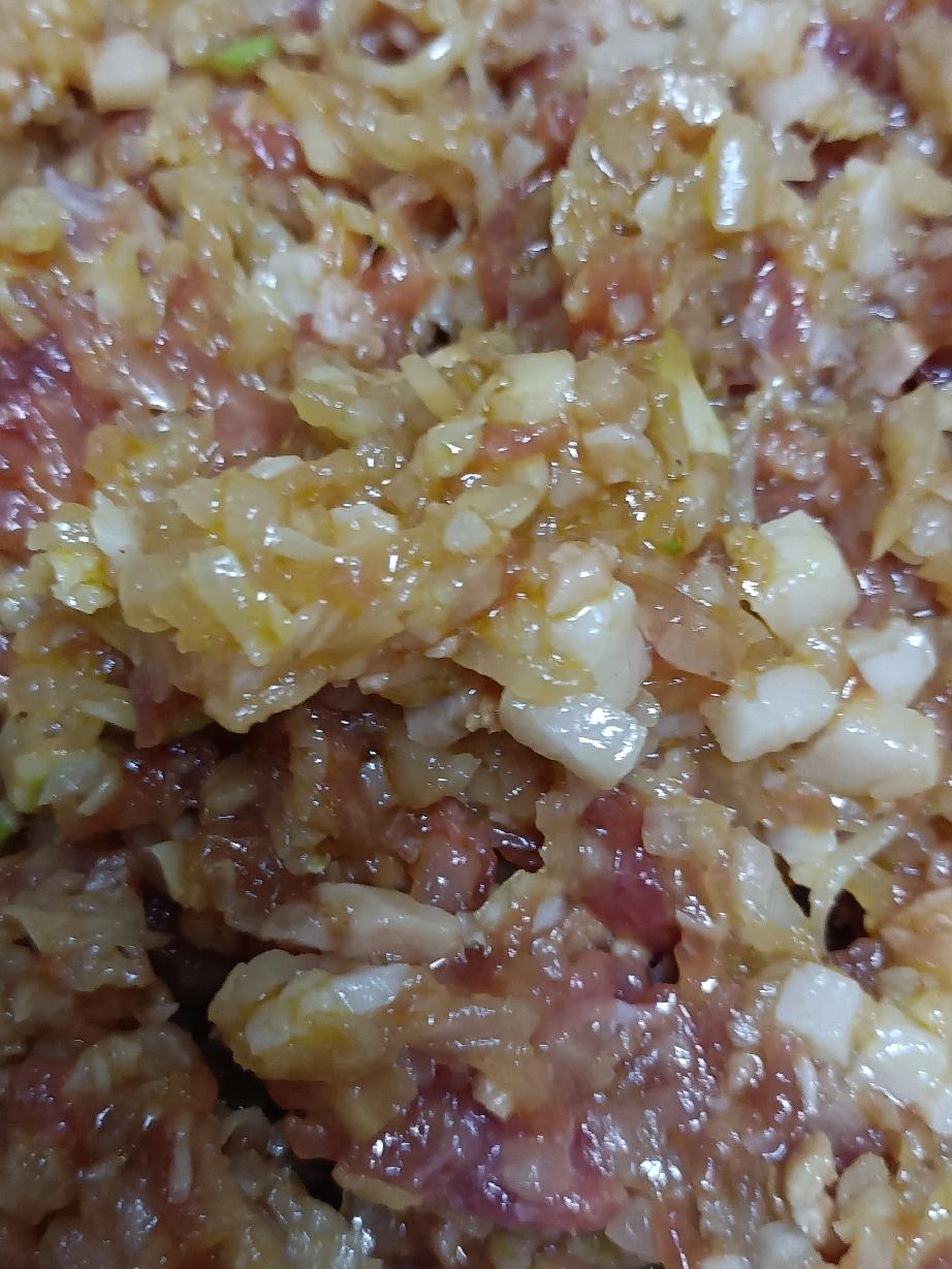 今天早饭是酸菜馅饺子。
我自己腌制的酸菜，已经四十多天了，昨晚我捞出一颗，试了一