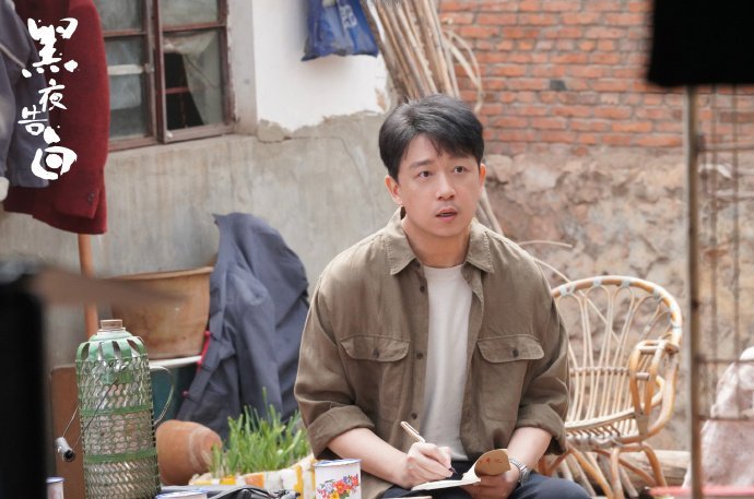 潘粤明新剧真土掉渣了看到潘粤明被浇了一身土，头发都灰扑扑的，还要呛得老人家直咳嗽