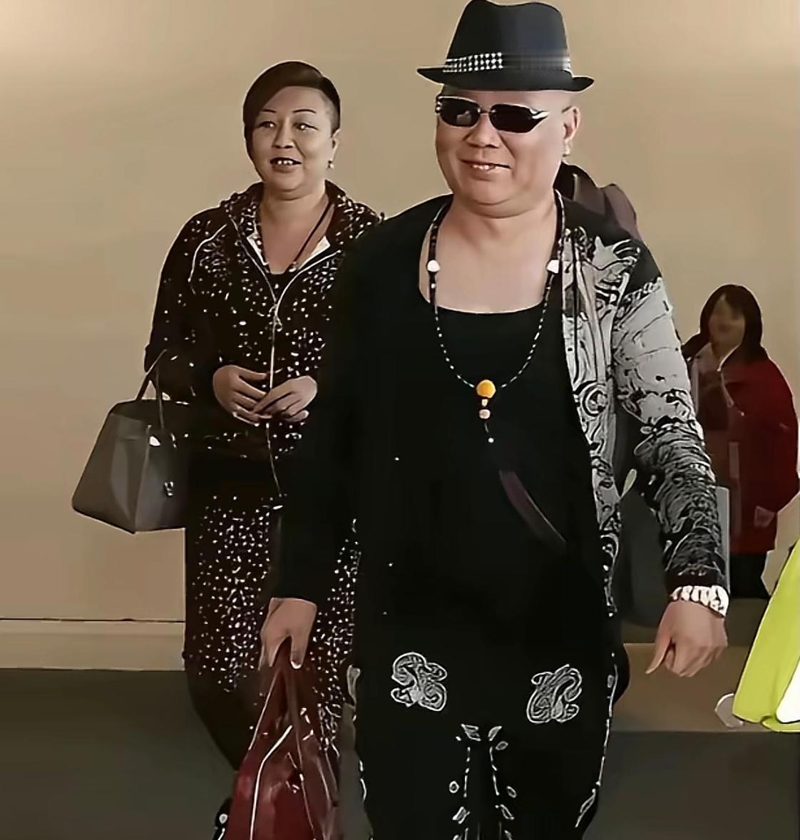 郭德纲两口子逛街被拍了，老郭穿个马甲戴墨镜，一身十几万，愣是穿出了胡同大爷的混搭