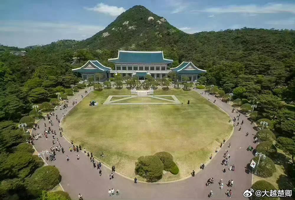 韩国总统室说，李在明认同总统任期实行单届5年制存在弊端，主张修改为4年连任制。 