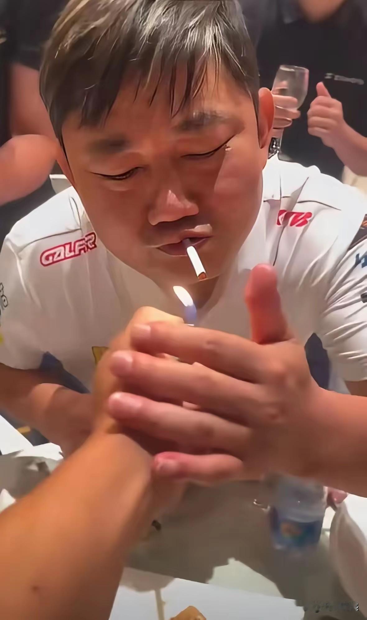 张雪这个人，性格非常豪放，抽烟抽的也很勤，喝酒喝的也很嗨，干事创业更是毫不含糊，