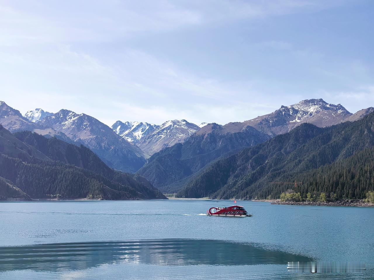 总有人山高路远，为你而来。一池碧水，半壁雪山，天池一眼沦陷。

颠覆认知，同样叫