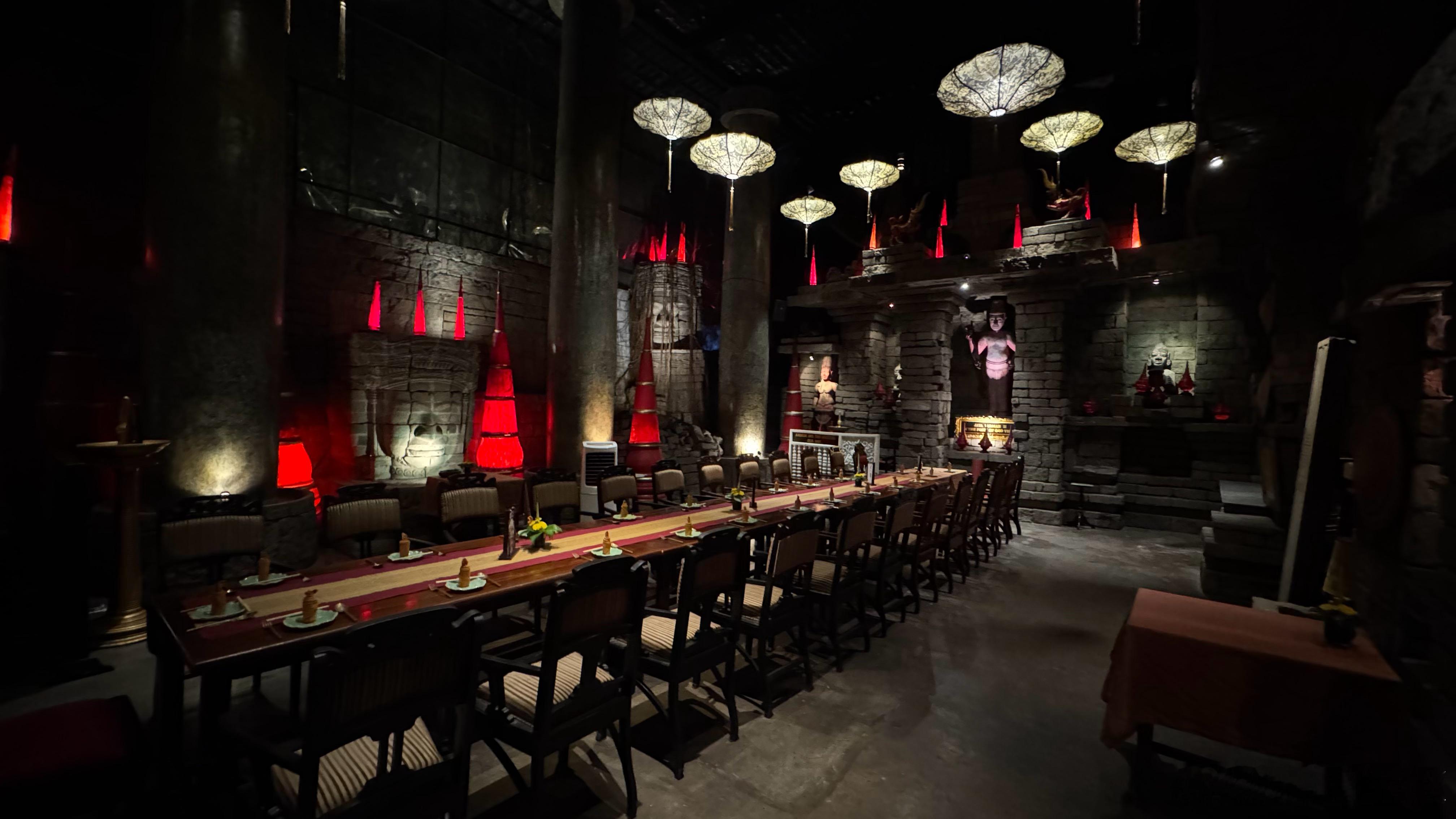 这是一家越南混合泰国菜的餐厅内部有几个场景分区正常东南亚热带风格、博物馆藏品风格