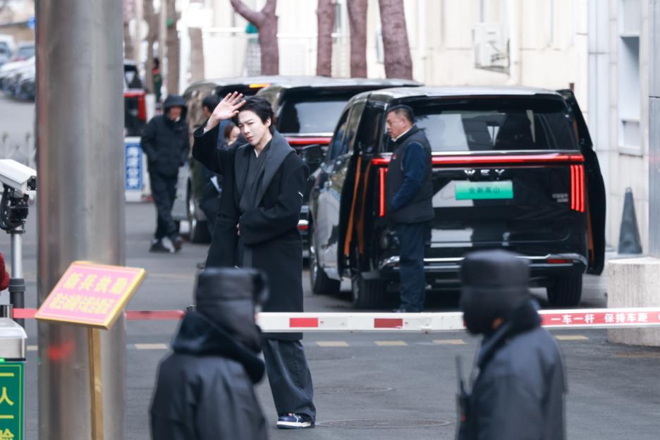 1月17日春晚首轮彩排，魏牌高山成了明星们的专属座驾。这个画面感确实很强，一排高