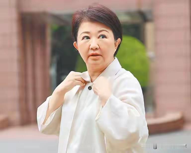 卢秀燕被问到和蒋万安、韩国瑜同台的时候表示，蓝营未来如果要重返大位，他们三个缺一