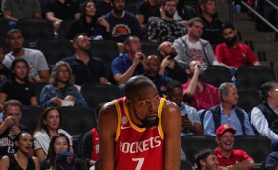 NBA常规赛继续进行，在火箭对阵马刺的比赛中，出现了奇葩的一幕。第三节比赛一开始