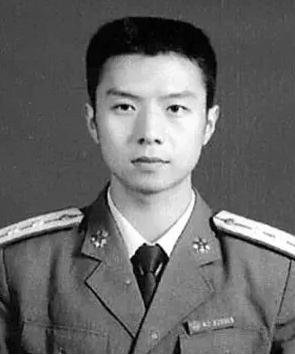 2008年5月12日，一名年轻的军官站在水沟边，不断地把村民们推到对岸，救了11